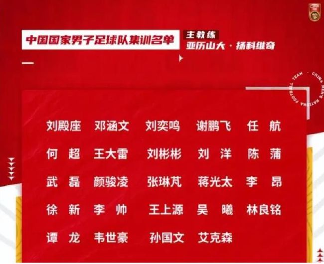 黄喜灿在禁区内摔倒，裁判回看VAR后表示没有点球！